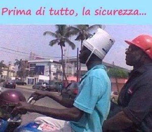 2155-uomo-motorino-secchio-casco